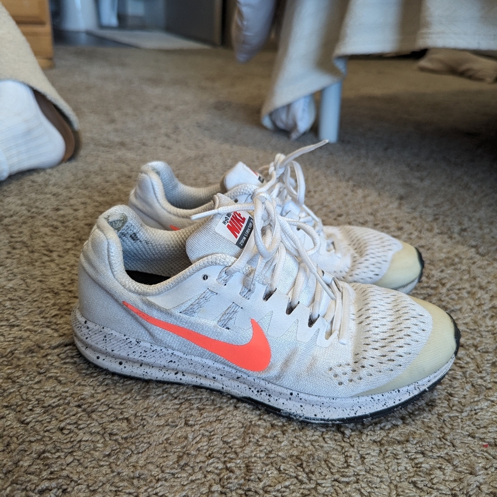 Slightly worn women's Nikes zoom structure